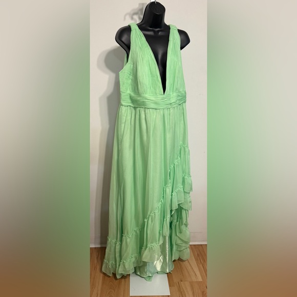 💃🏽➕MAC DUGGAL Organza V-Neck Gown. Color:Mojito (Green). Size: 20W. - Picture 8 of 10